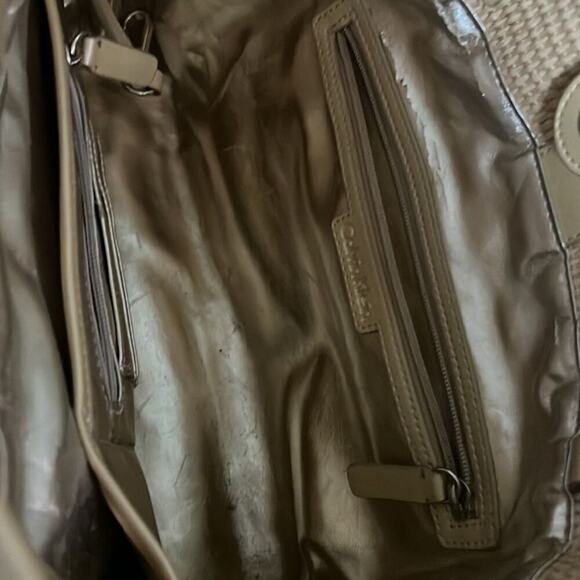 CALVIN KLEIN STRAW TOTE BRASS EMBELLISHMENTS GOLD INTERIOR - Picture 3 of 8